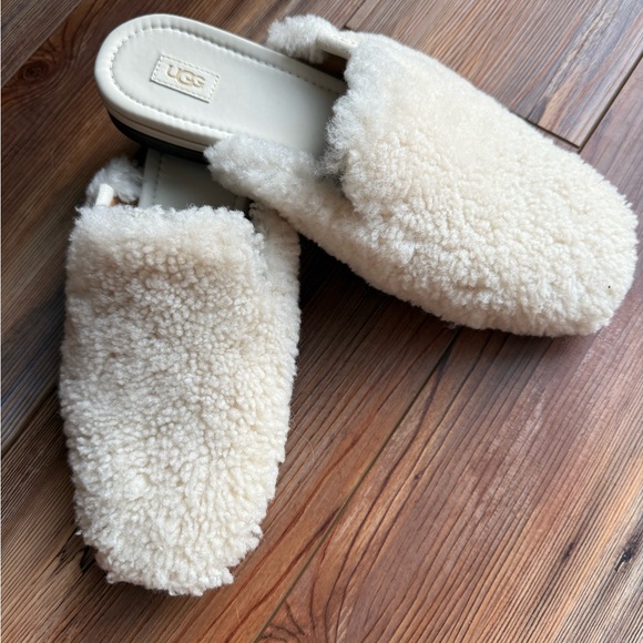 UGG Cream Cozy Slippers Plush Comfort - Picture 2 of 4